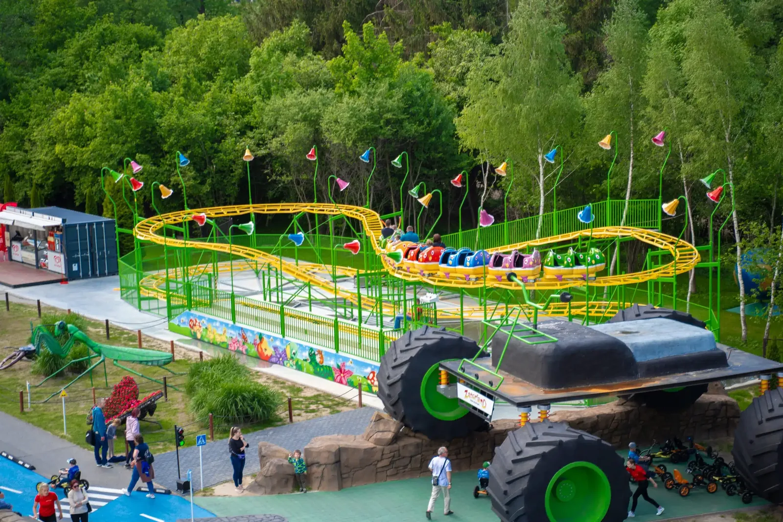 Owadowa kolejka górska i monster truck w Zatorlandzie z lotu ptaka