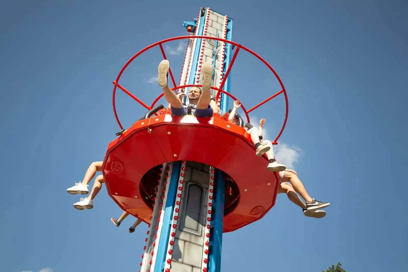 Lunapark w Zatorlandzie – wieża swobodnego spadania z roześmianymi pasażerami
