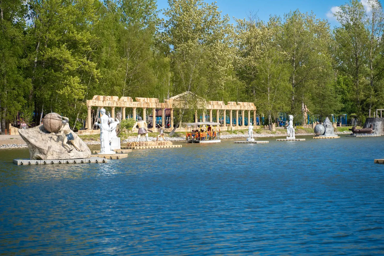Park Mitologii w Zatorlandzie – jezioro z greckimi kolumnami, figurami bogów i tramwajem wodnym
