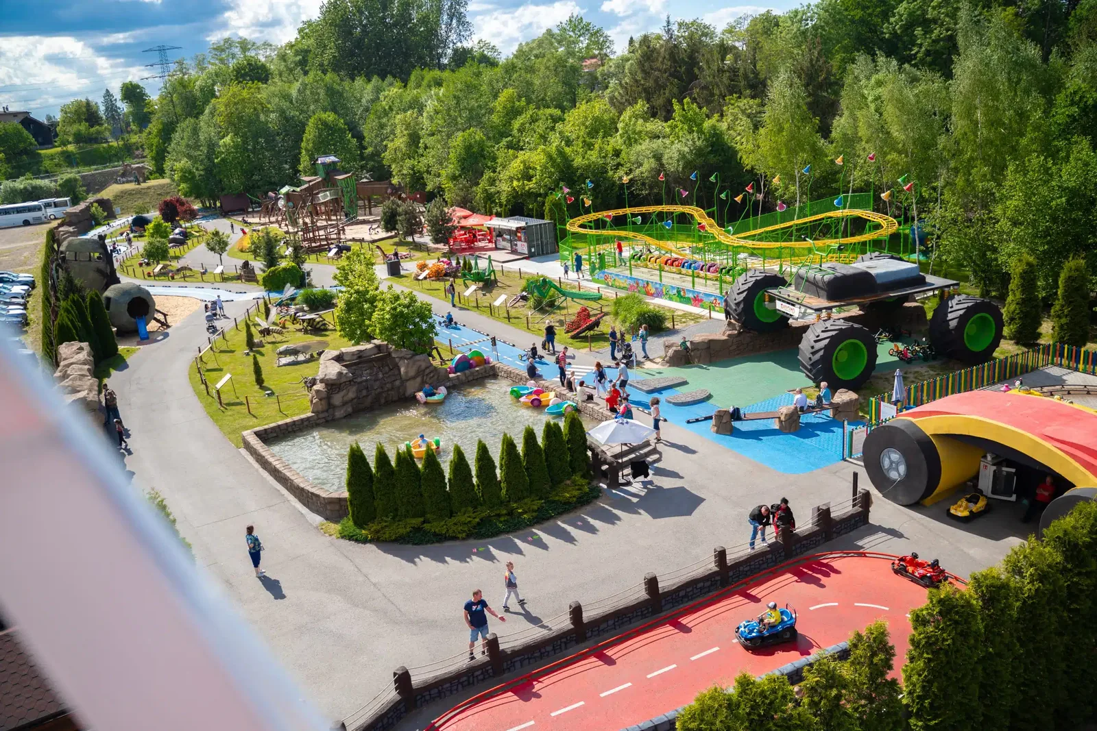 Park Owadów w Zatorlandzie z lotu ptaka – kolejka górska, tor wodny i atrakcje dla dzieci